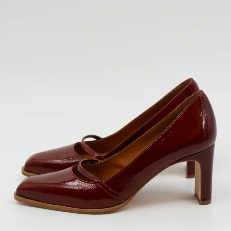 Daggie cognac pump