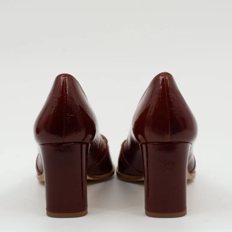 Daggie cognac pump