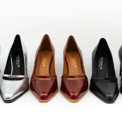 Daggie cognac pump