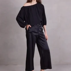 Dong broek in black satin stretch