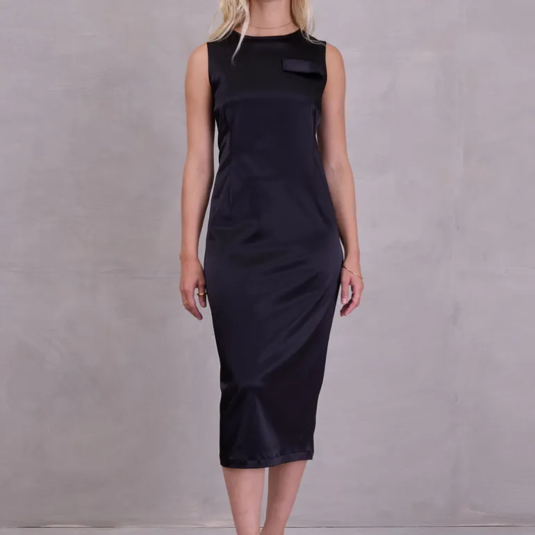 Emelia jurk in black satin stretch