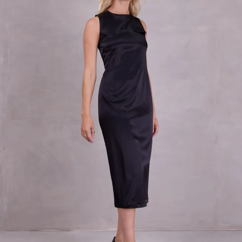 Emelia jurk in black satin stretch