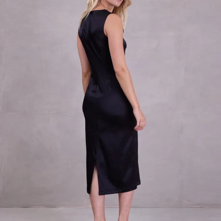 Emelia jurk in black satin stretch