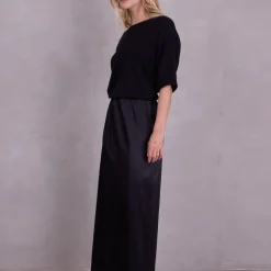Fazil rok in black satin stretch