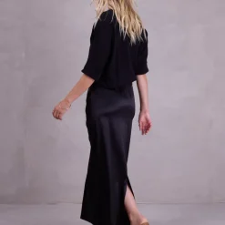 Fazil rok in black satin stretch