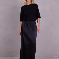 Fazil rok in black satin stretch