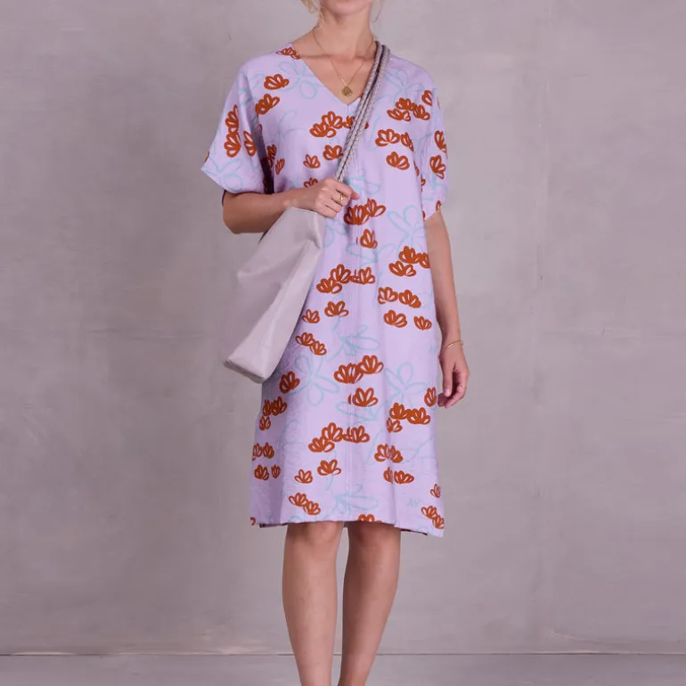 Femme jurk in red akebia flowers