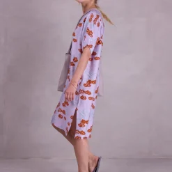 Femme jurk in red akebia flowers