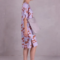 Femme jurk in red akebia flowers