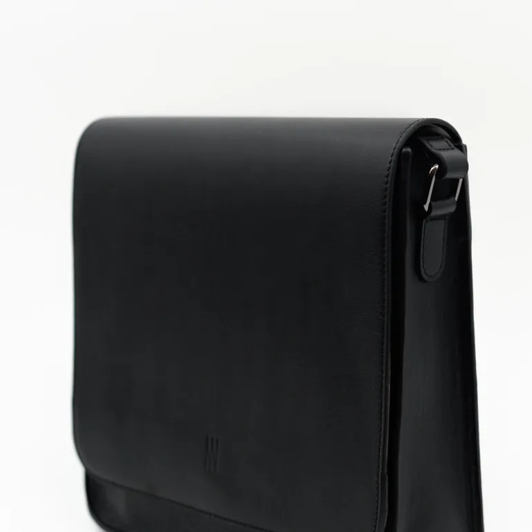Medium crossbody handtas in zwart nappaleer