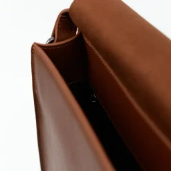 Medium crossbody handtas in cognac nappaleer